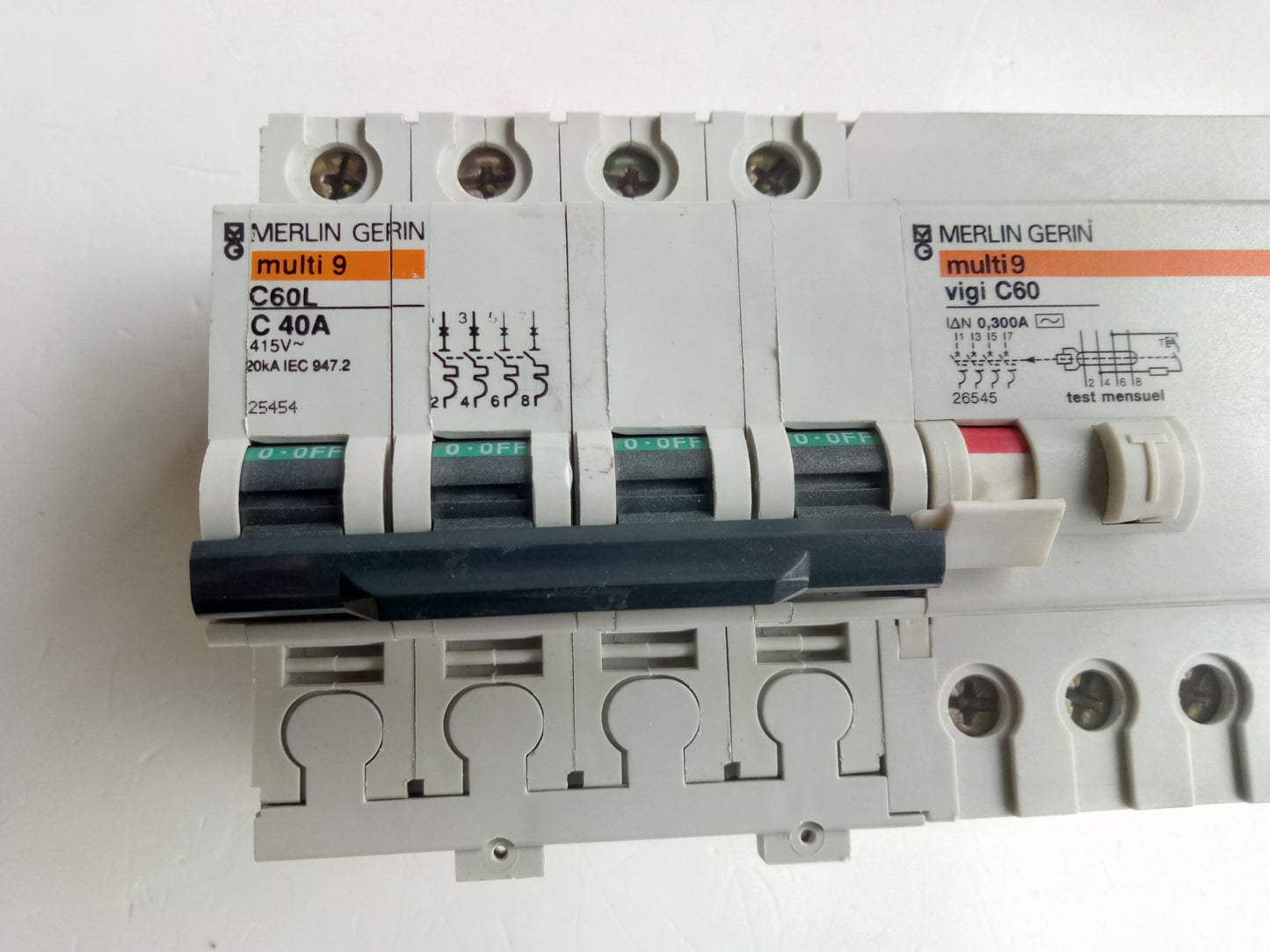 VIGI C40A/0.3A/300MA/4P MAGNETOTÉRMICO + DIFERENCIAL MERLIN GERIN